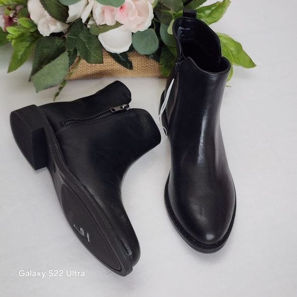 Time and Tru Shoes - Time and Tru Black Ankle Booties with White Laces